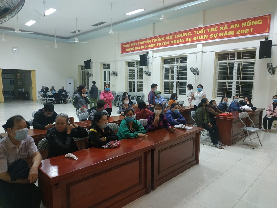 Người dân xã An Hồng, huyện An Dương tập trung tại hội trường UBND xã để làm thẻ căn cước công dân có gắn chíp.