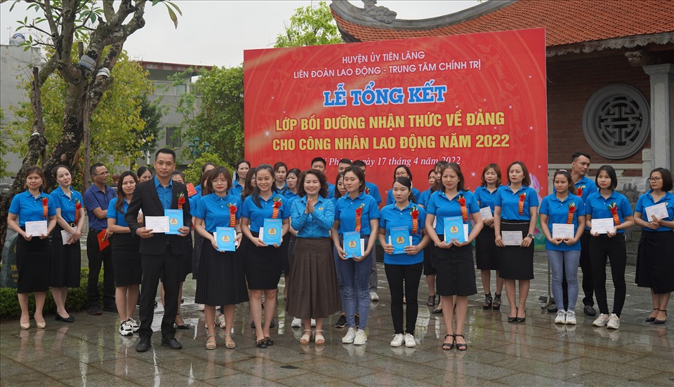 Đại diện lãnh đạo LĐLĐ huyện Tiên Lãng khen thưởng, tặng quà 6 học viên có thành tích xuất sắc trong khoá học 
