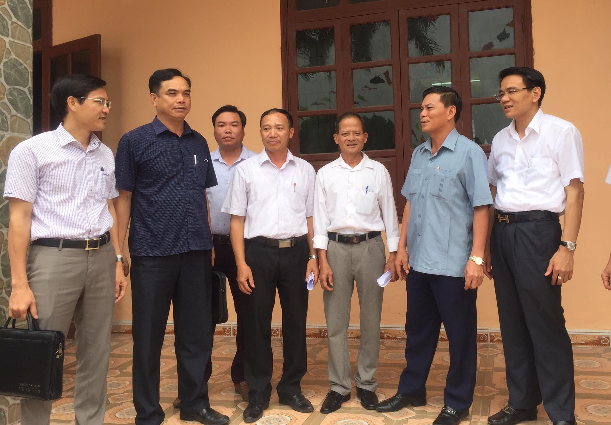 Đồng chí Nguyễn Văn Tùng- Chủ tịch UBND TP trao đổi với các cử tri huyện Vĩnh Bảo
