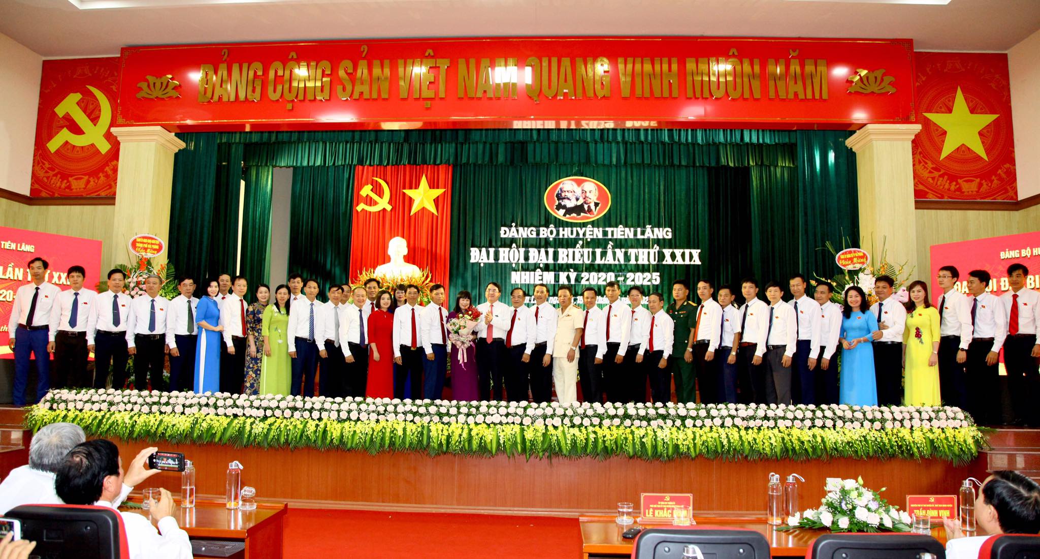 Đồng chí Lê Khắc Nam Phó chủ tịch UBND thành phố tặng hoa chúc mừng Ban Chấp hành hành Đảng bộ huyện Tiên Lãng nhiệm kỳ 2020-2025.