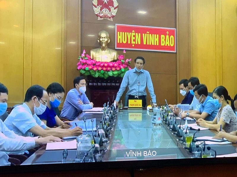 Đồng chí Phạm Quốc Ka, Bí thư Huyện ủy Vĩnh Bảo báo cáo tình hình dịch bệnh Covid-19 trên địa bàn huyện