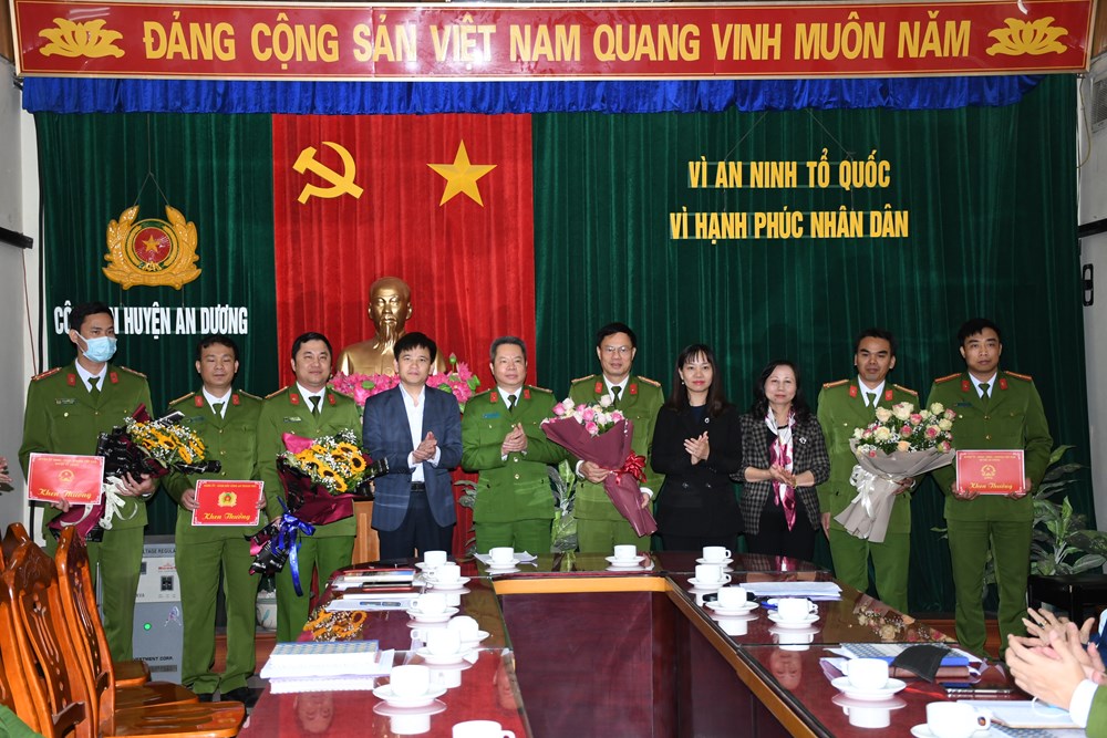 Đồng chí Nguyễn Văn Nghĩa- Phó Trưởng CAH An Dương đứng thứ 3 (từ trái qua phải) trong hội nghị biểu dương CAH An Dương phá chuyên án