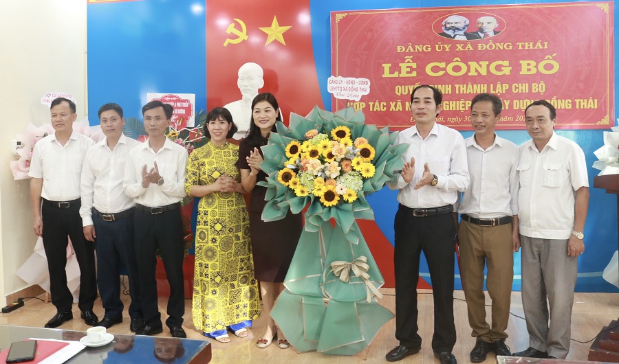 Đại diện lãnh đạo Ban Tổ chức Huyện ủy An Dương, Đảng ủy xã Đồng Thái tặng hoa chúc mừng chi bộ.
