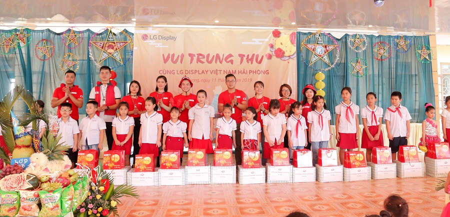 Tại chương trình “Vui Trung thu cùng LG Display Việt Nam Hải Phòng” 60 em học sinh nghèo vượt khó được tặng quà 