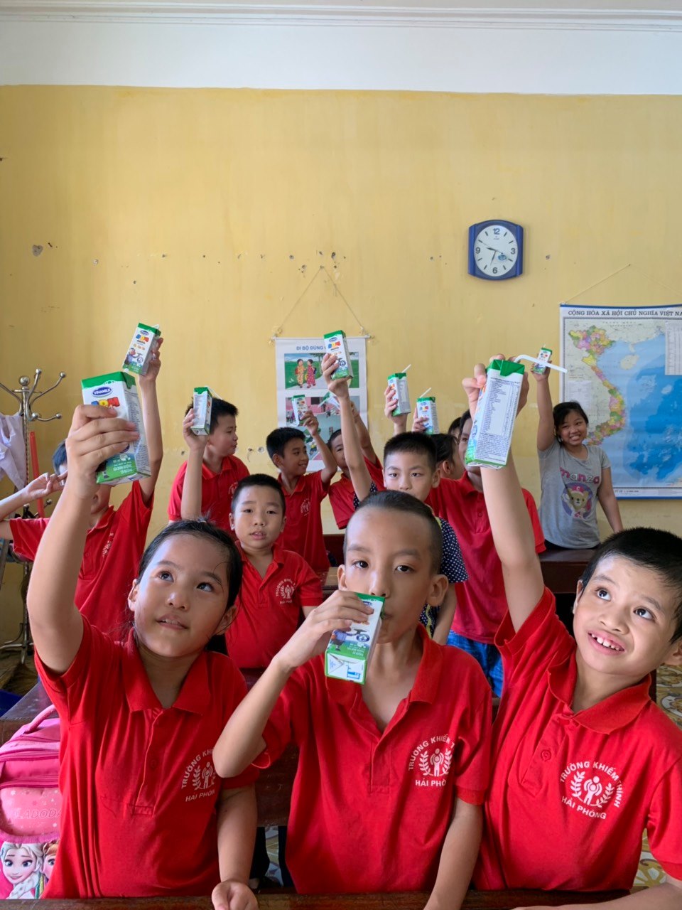 Các trẻ em tại Trường khiếm thính tiếp cận với chương trình “Quỹ sữa vươn cao 2019” 