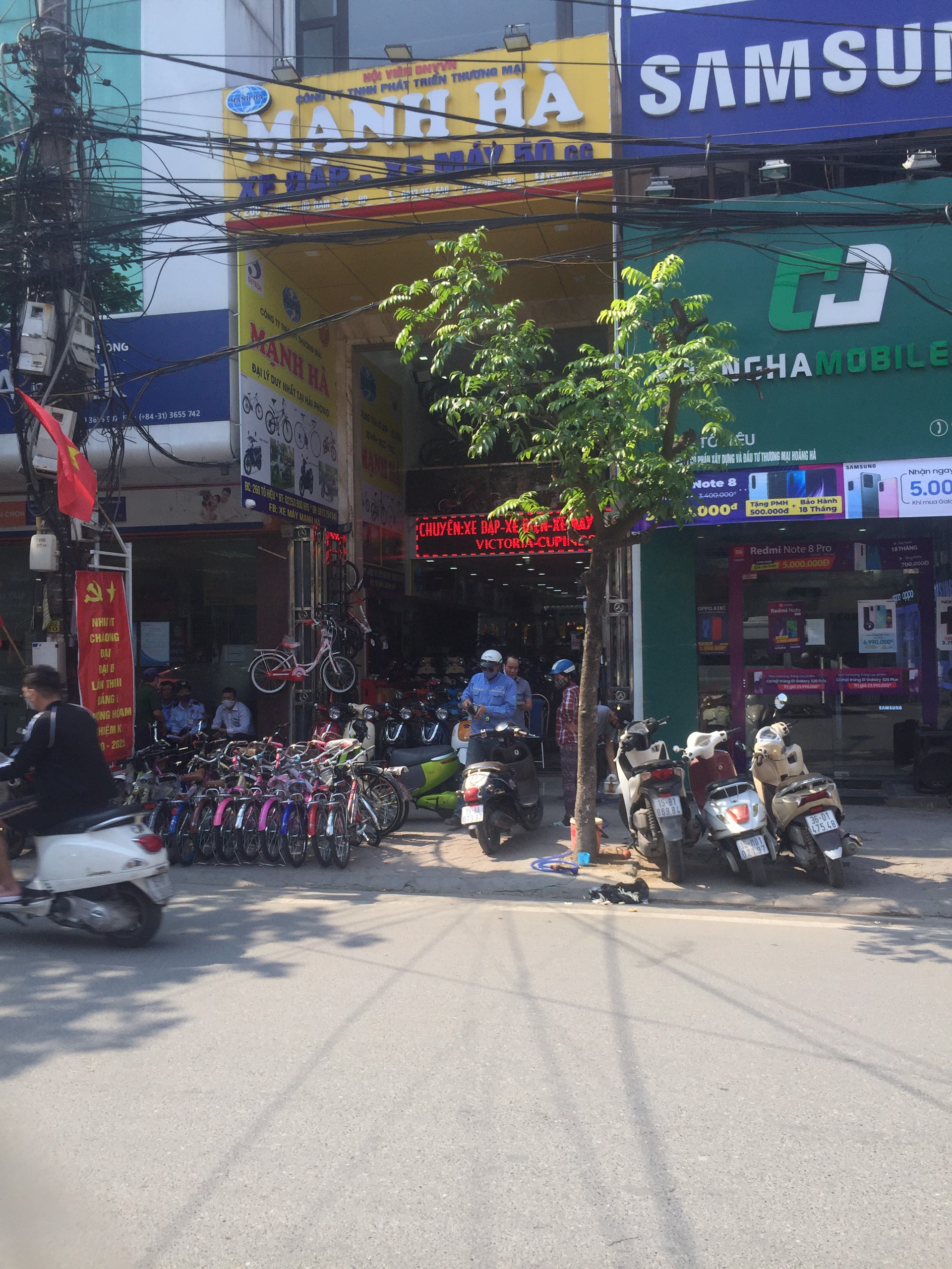 Một cửa hàng bán xe đạp điện trên phố Tô Hiệu để xe chiếm hết chỗ đi trên vỉa hè  
