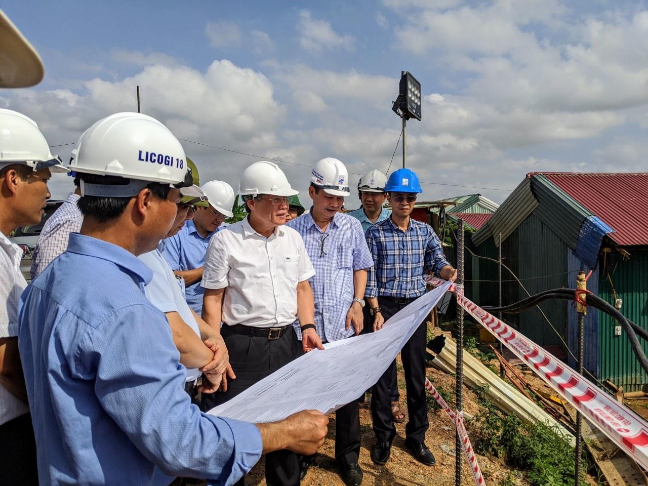 Đồng chí Nguyễn Xuân Bình- Phó Chủ tịch Thường trực UBND TP kiểm tra thực địa tại dự án cầu Rinh 