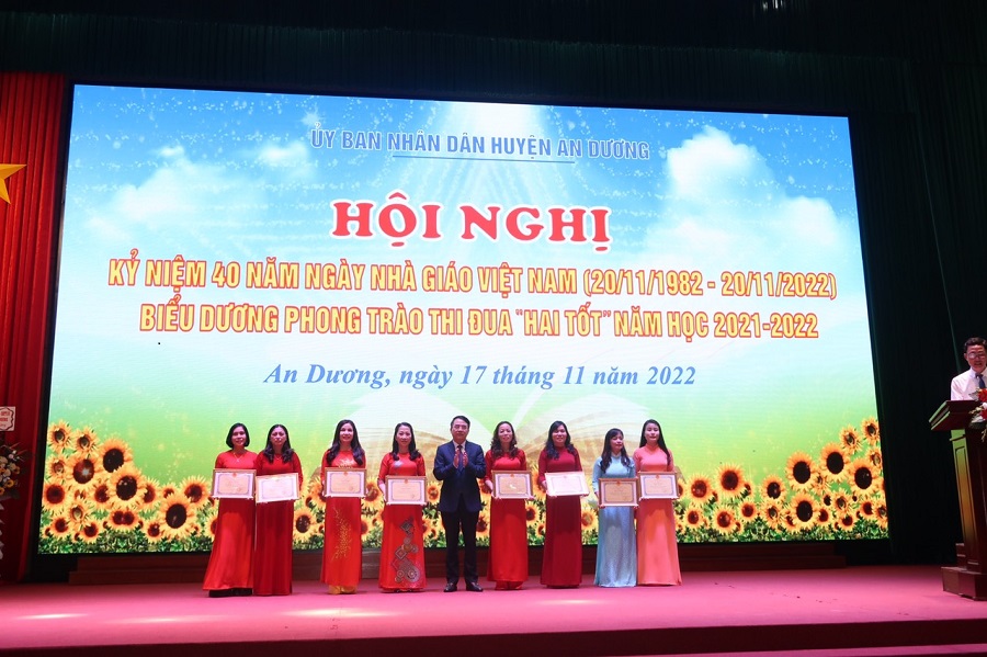 Đồng chí Lê Khắc Nam- Phó Chủ tịch UBND thành phố tặng Cờ thi đua cho 3 đơn vị trường học