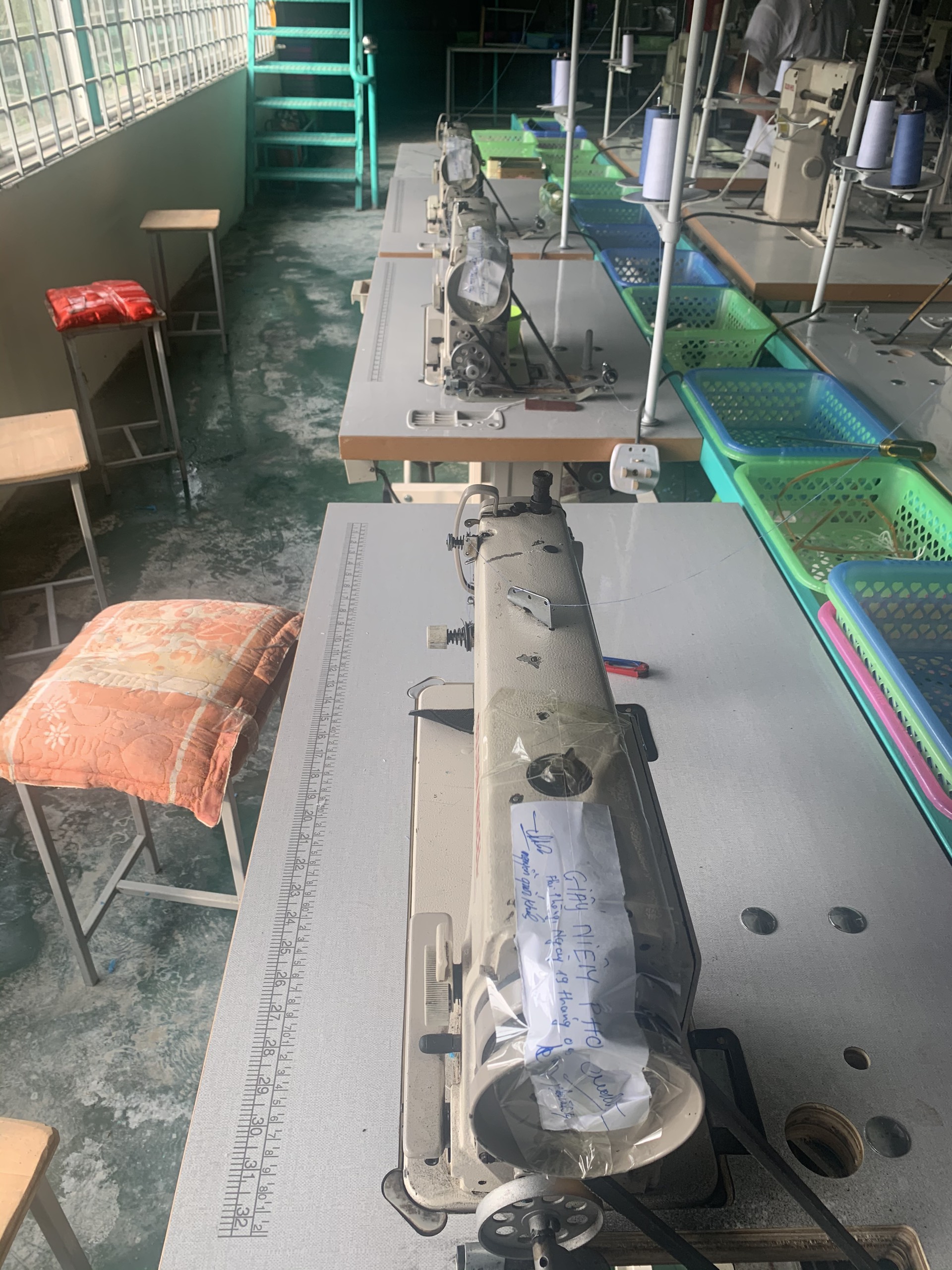 Máy khâu để sản xuất khẩu trang tại xưởng đóng mũi giày Khánh Nga