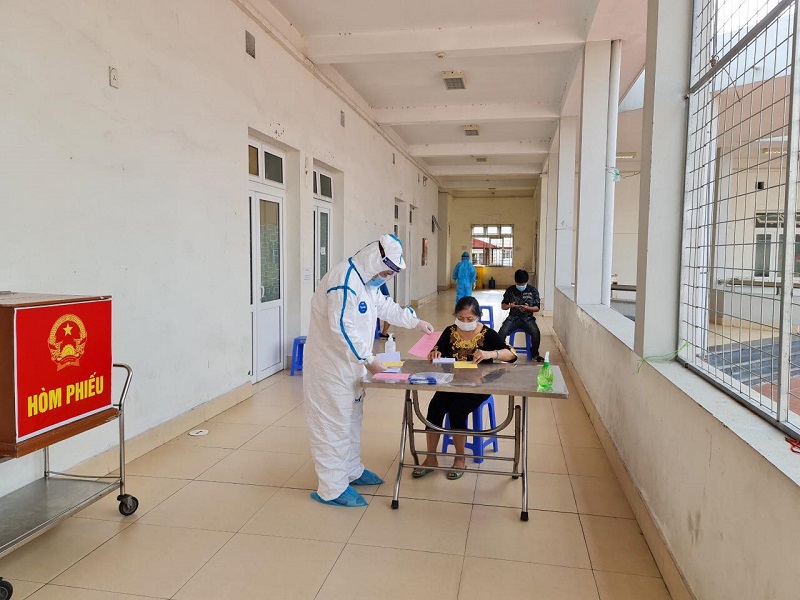 55 cử tri tại khu cách ly y tế và điều trị người mắc Covid-19 tại cơ sở 2 của bệnh viện Việt Tiệp (xã An Đồng, huyện An Dương) thực hiện bỏ phiếu bầu cử bảo đảm an toàn tuyệt đối về phòng, chống dịch