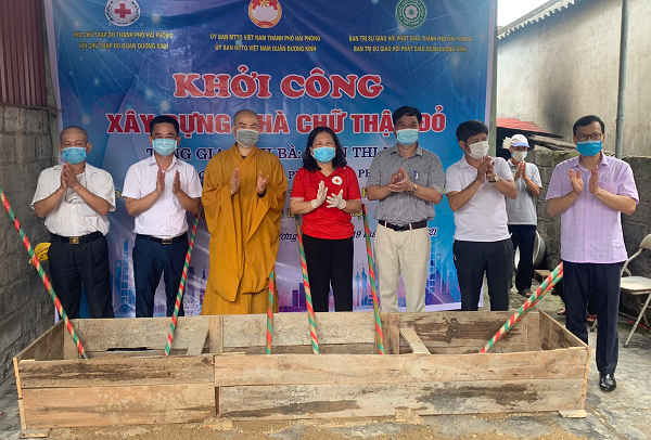 Các đại biểu thực hiện lễ khởi công xây dựng Nhà Chữ thập đỏ cho gia đình bà Trần Thị Nội, Tổ dân phố Quảng Luận, phường Đa Phúc, quận Dương Kinh