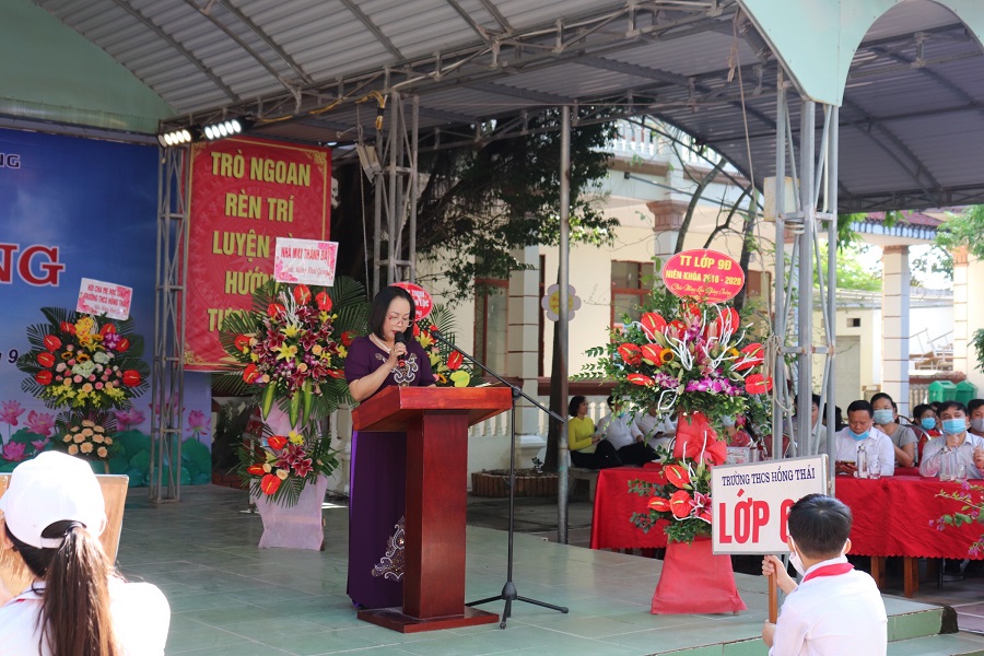 Cô Đào Thị Phi Hương- Hiệu trưởng nhà trường đọc diễn văn khai giảng năm học mới
