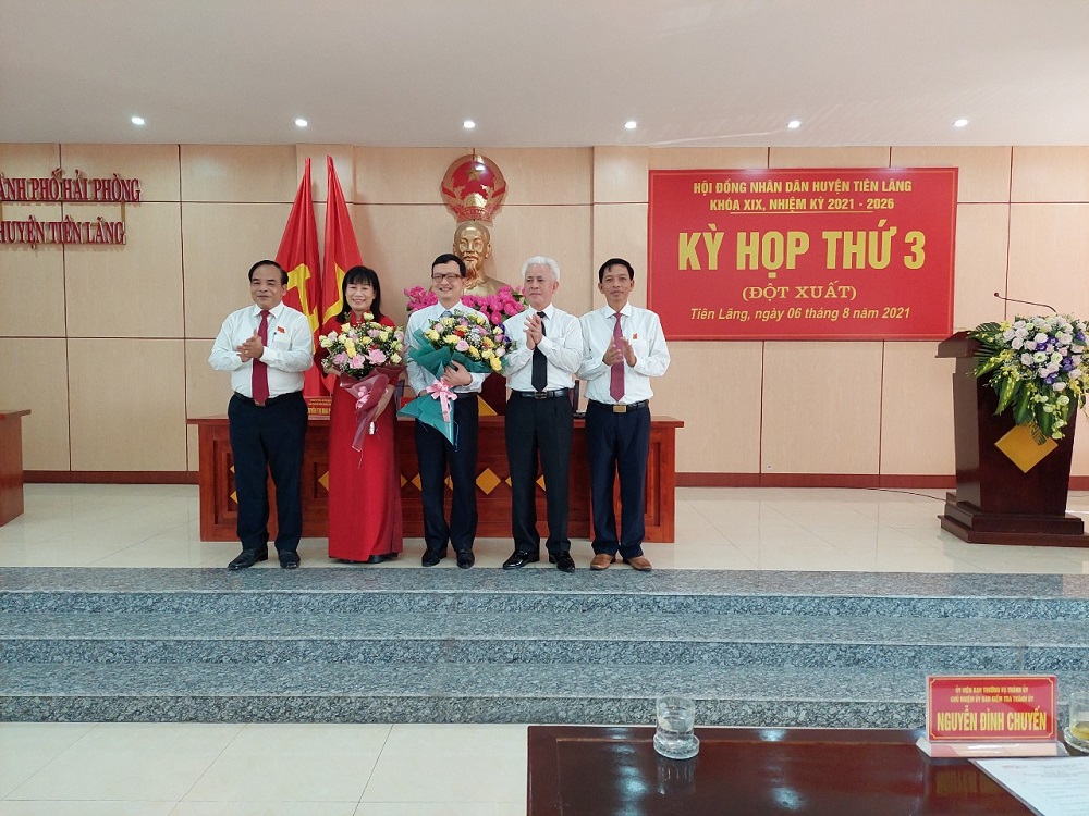 Đồng chí Nguyễn Đình Chuyến- Chủ nhiệm Ủy ban Kiểm tra Thành ủy cùng tập thể lãnh đạo huyện Tiên Lãng tặng hoa chúc mừng đồng chí Cương. 