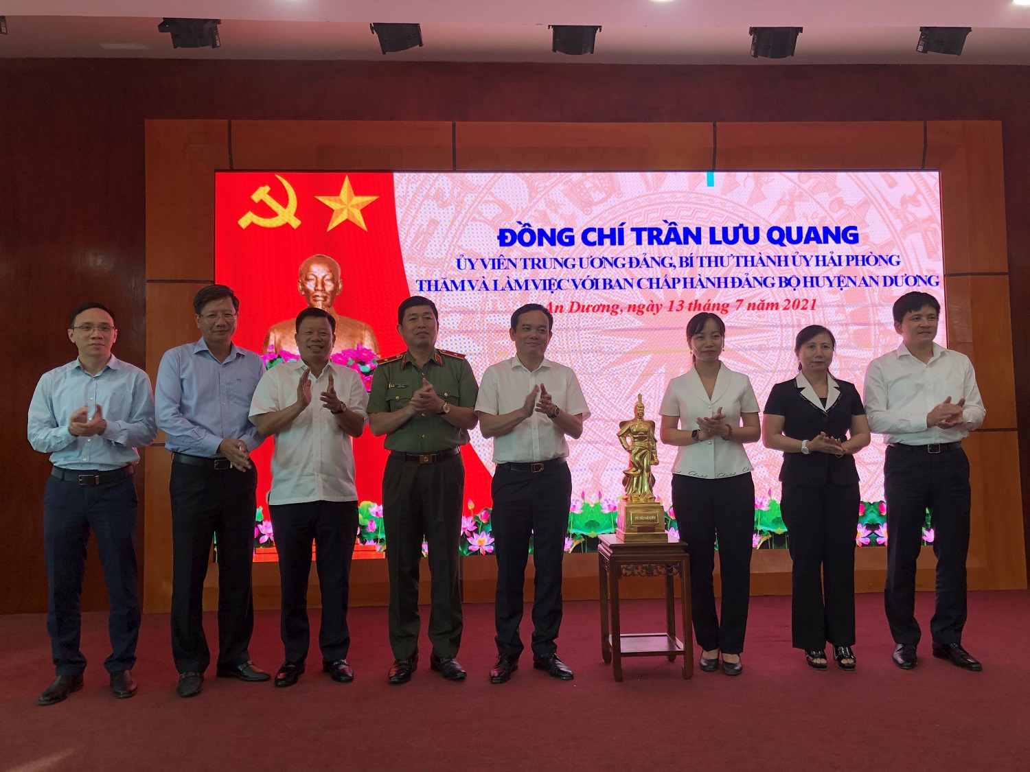 Đồng chí Trần Lưu Quang- Bí thư Thành ủy trao quà tặng huyện An Dương 