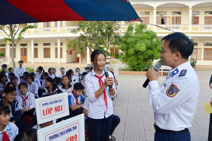Cán bộ Bộ tư lệnh Vùng cảnh sát biển 1 tuyên truyền tới các em học sinh tại xã Đồng Thái