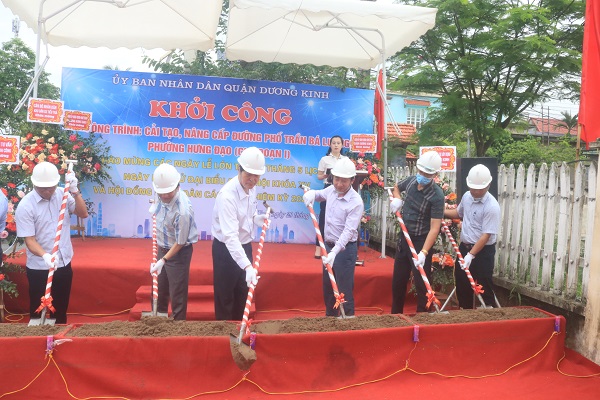Lãnh đạo quận Dương Kinh cùng các đại biểu thực hiện khởi công dự án Cải tạo, nâng cấp đường phố Trần Bá Lương, phường Hưng Đạo (Giai đoạn 1).