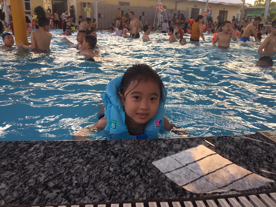 Dịp cuối tuần nhiều phụ huynh cho con em tới tập bơi lặn tại trung tâm 