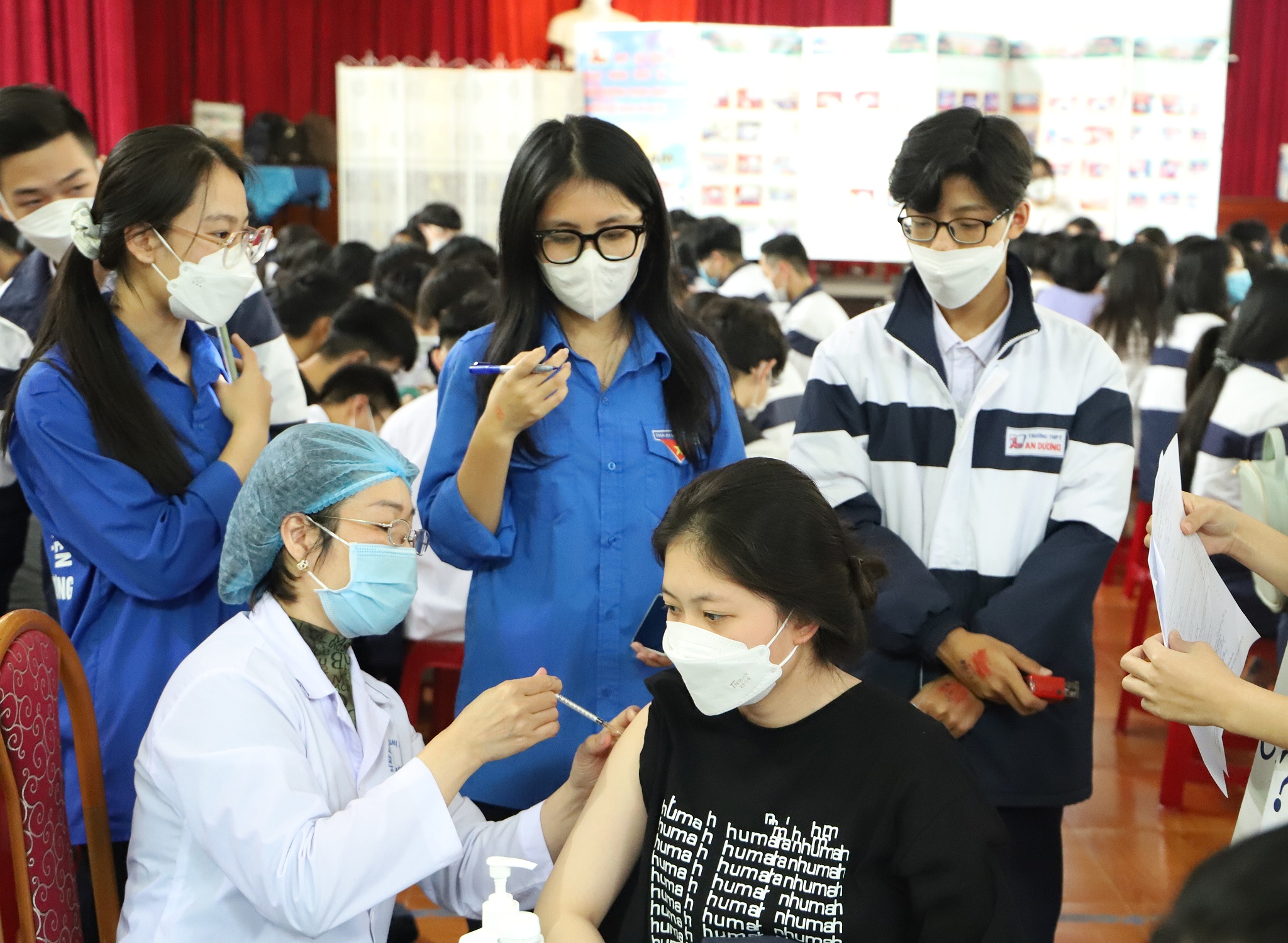 Trường THPT An Dương phối hợp với cơ quan y tế tiến hành tiêm vắc xin cho học sinh  