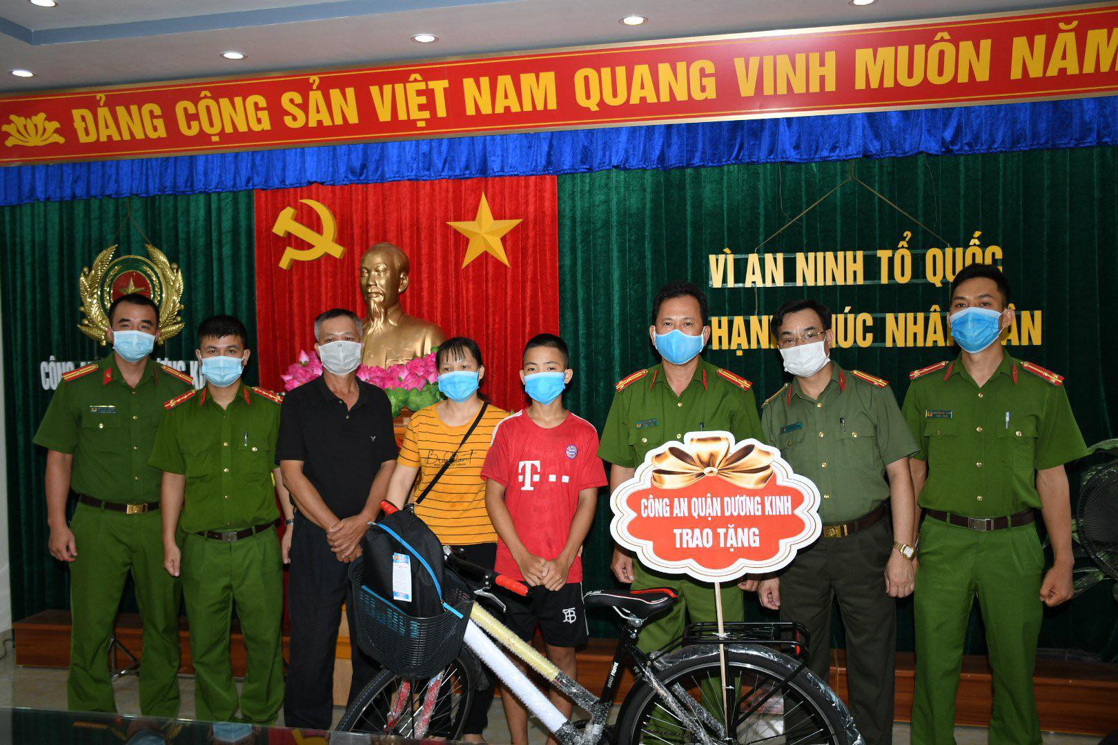 CAQ Dương Kinh trao xe đạp và ba lô tặng cháu Quyến. 