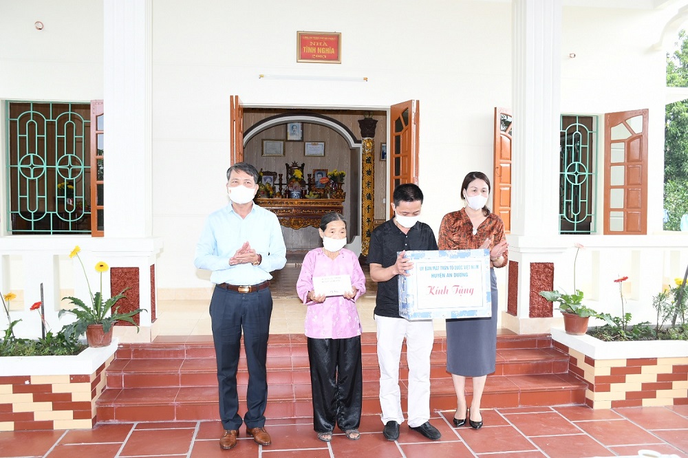 Đại diện lãnh đạo HĐND, Ủy ban MTTQ Việt Nam huyện An Dương trao quà tặng thân nhân liệt sỹ Lê Văn Sáu 