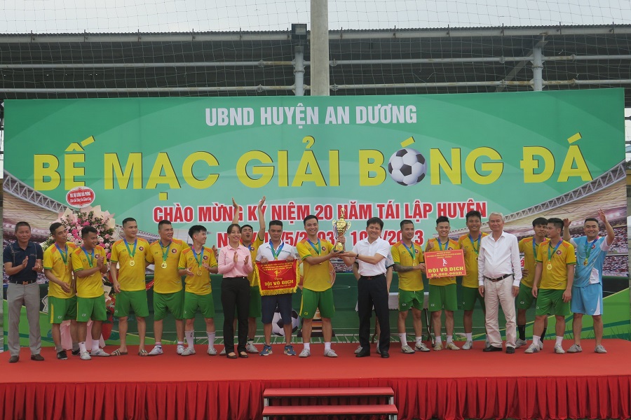 Lãnh đạo huyện An Dương trao cúp vô địch cho đội tuyển xã Đồng Thái 