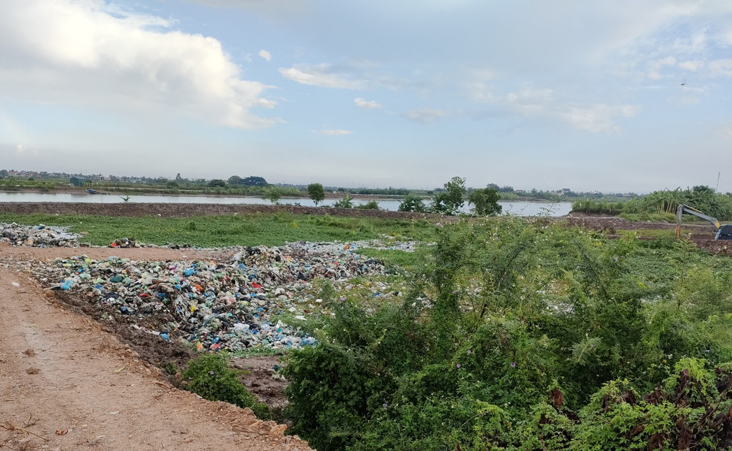 Bãi rác tạm ở xã Dũng Tiến ven sông Luộc quá tải gây ô nhiễm môi trường.