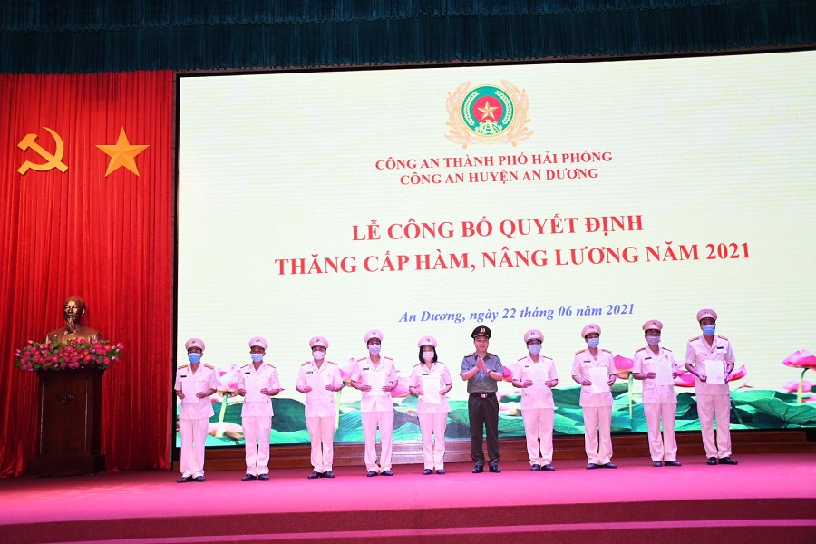 Đồng chí Thượng tá Lê Trung Sơn- Phó Giám đốc CATP trao các quyết định thăng cấp bậc hàm cho cán bộ chiến sĩ thuộc CAH An Dương. 