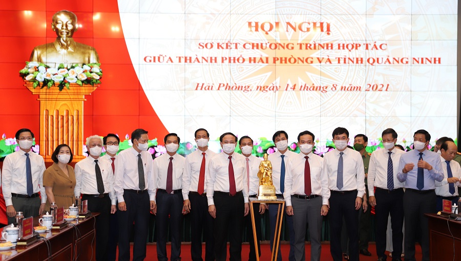 Thành phố Hải Phòng trao quà lưu niệm tặng đoàn công tác tỉnh Quảng Ninh