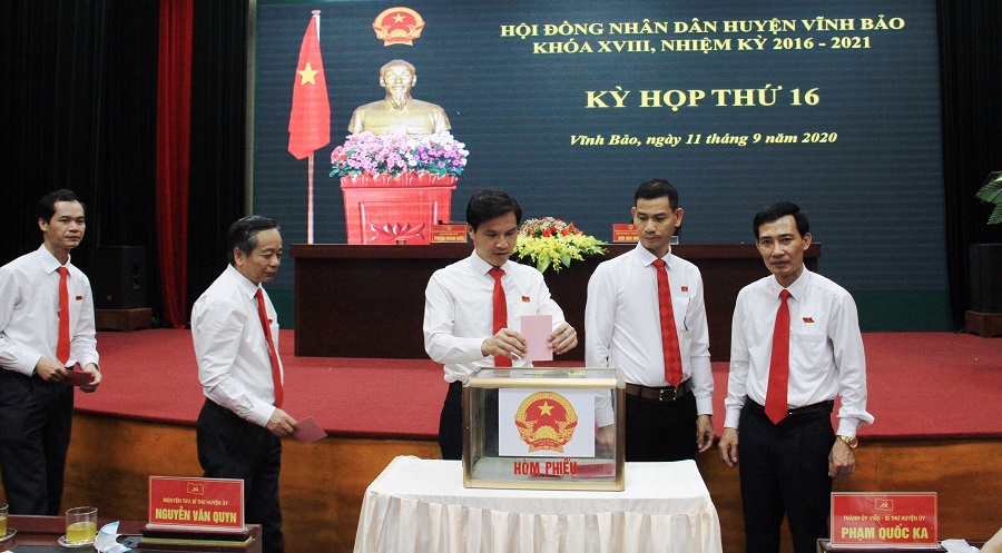 1-	Các đại biểu bỏ phiếu bầu các chức danh lãnh đạo chủ chốt HĐND và UBND huyện Vĩnh Bảo