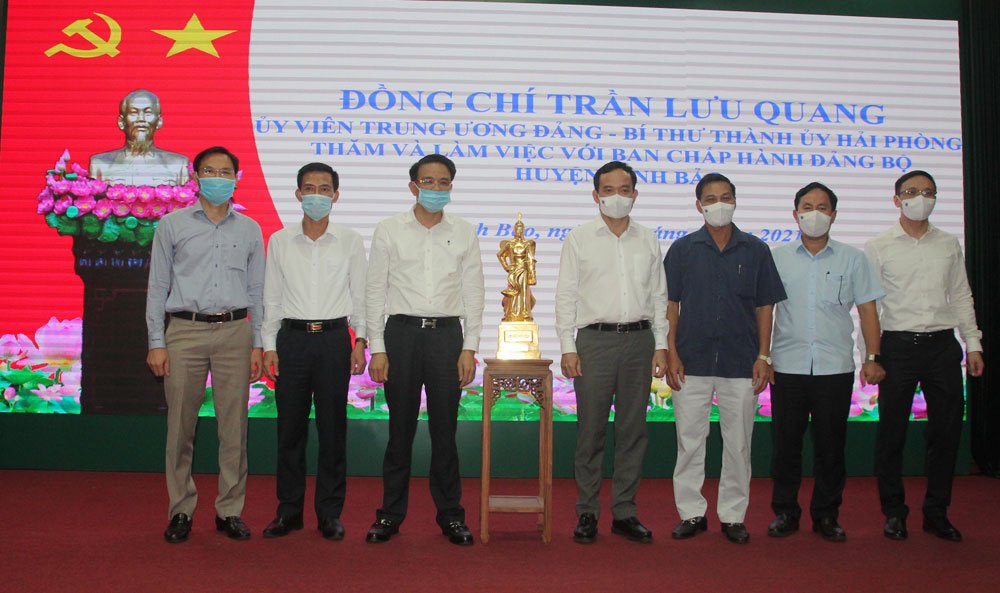 Đồng chí Trần Lưu Quang- Ủy viên Trung ương Đảng, Bí thư Thành ủy tặng quà lưu niệm huyện Vĩnh Bảo