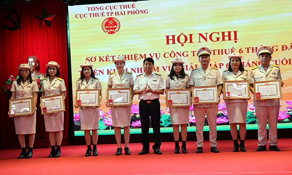 Đồng chí Hà Văn Trường- Cục trưởng cục thuế trao tặng Danh hiệu chiến sĩ thi đua ngành Tài chính tặng 9 cá nhân.