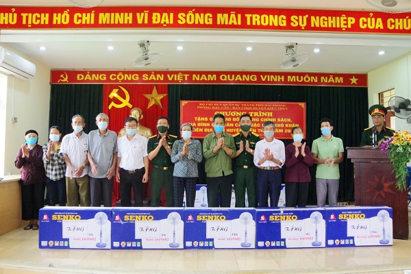 Phòng Hậu cần Bộ CHQS thành phố cùng Ban CHQS huyện Kiến Thụy tặng quà đối tượng chính sách