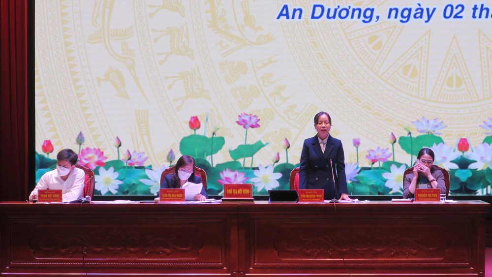 Đồng chí Trần Thị Quỳnh Trang- Thành ủy viên, Bí thư Huyện ủy phát biểu tại hội nghị 