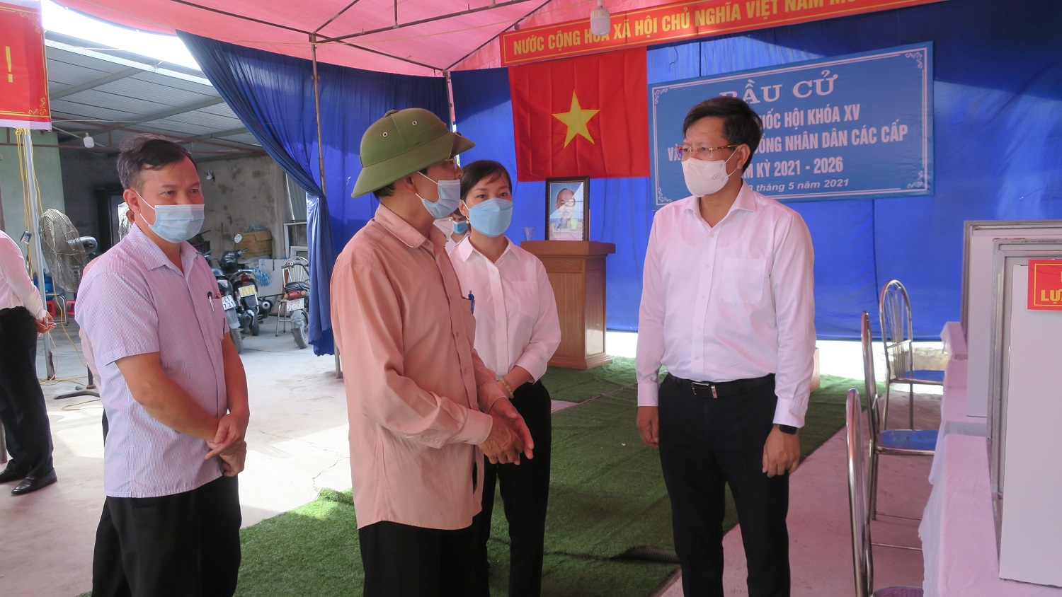 Phó Chủ tịch Thường trực UBND thành phố Lê Anh Quân kiểm tra công tác bầu cử tại nhà văn hóa thôn Hoàng Lâu, xã Hồng Phong