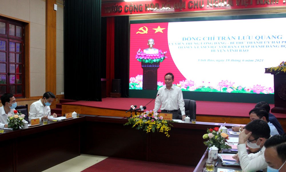 Đòng chí Trần Minh Quang, Ủy viên Trung ương Đảng, Bí thư Thành ủy phát biểu tại buổi làm việc với Ban chấp hành Đảng bộ huyện Vĩnh Bảo