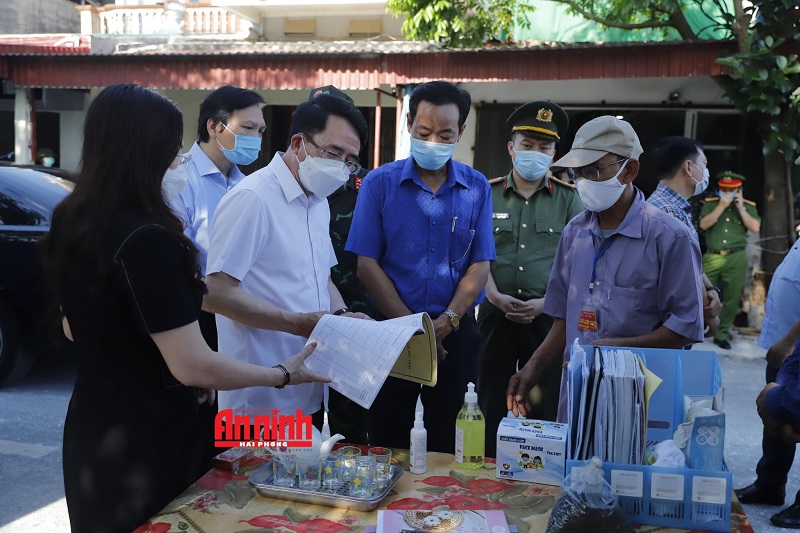 Đồng chí Lê Khắc Nam, Phó Chủ tịch UBND thành phố kiểm tra công tác phòng, chống dịch bệnh Covid-19 tại chốt kiểm soát tại xã Lý Học, huyện Vĩnh Bảo