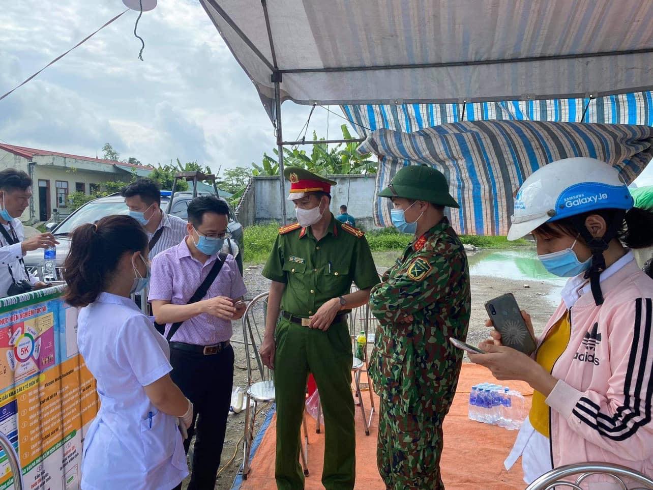 Lực lượng chức năng kiểm soát y tế đối với người ra vào tại các chốt cửa ngõ thành phố