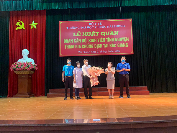 Đồng chí Đào Khánh Hà, Trưởng ban Tuyên giáo Thành ủy trao hoa, quà chúc mừng đoàn công tác tham gia chống dịch tại Bắc Giang