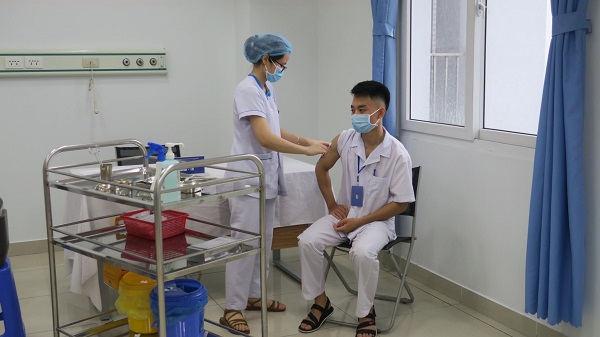 Nhân viên y tế Bệnh viện đa khoa Quốc tế Hải Phòng thực hiện tiêm phòng Covid-19 tại Bệnh viện
