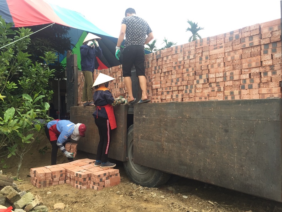 Một hộ dân tại xã Đặng Cương, huyện An Dương nhận hỗ trợ gạch