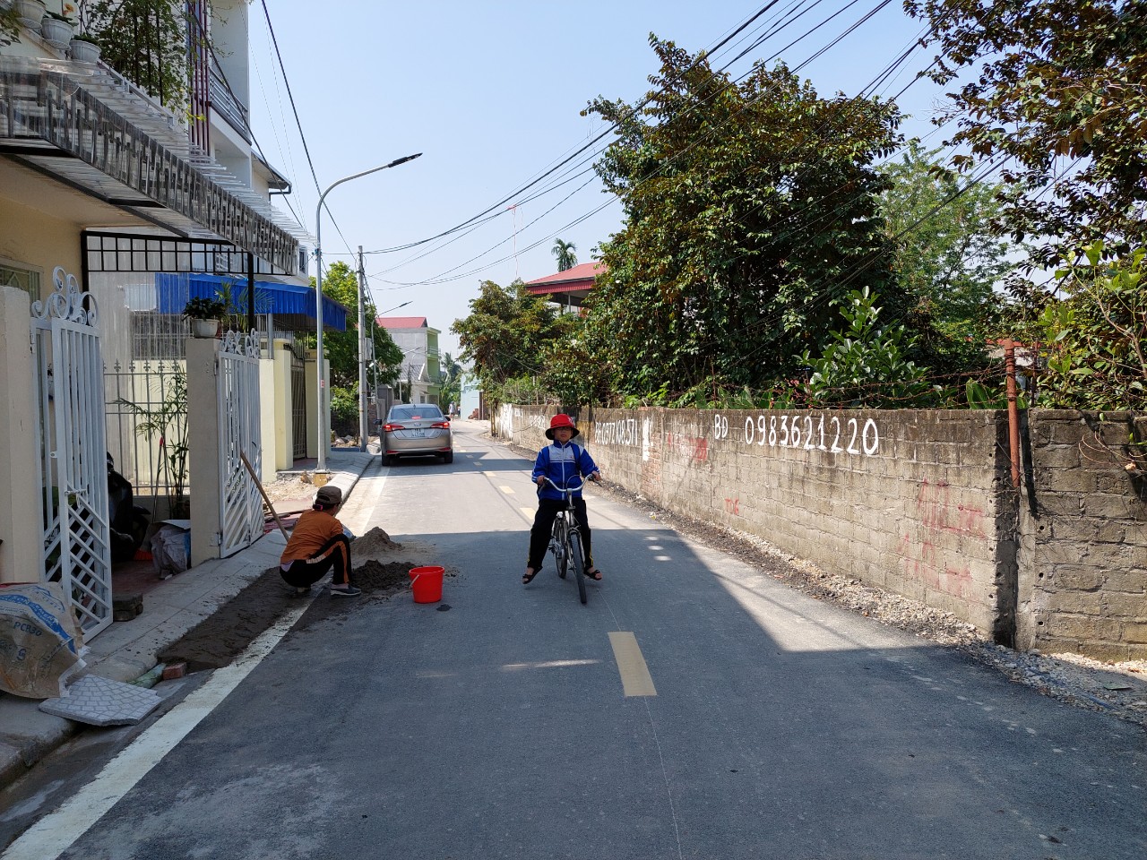 Do chưa có mặt bằng mở rộng đường nên tuyến đường thôn Bạch Mai có đoạn thắt nút cổ chai, gây tiềm ẩn mất an toàn giao thông.  