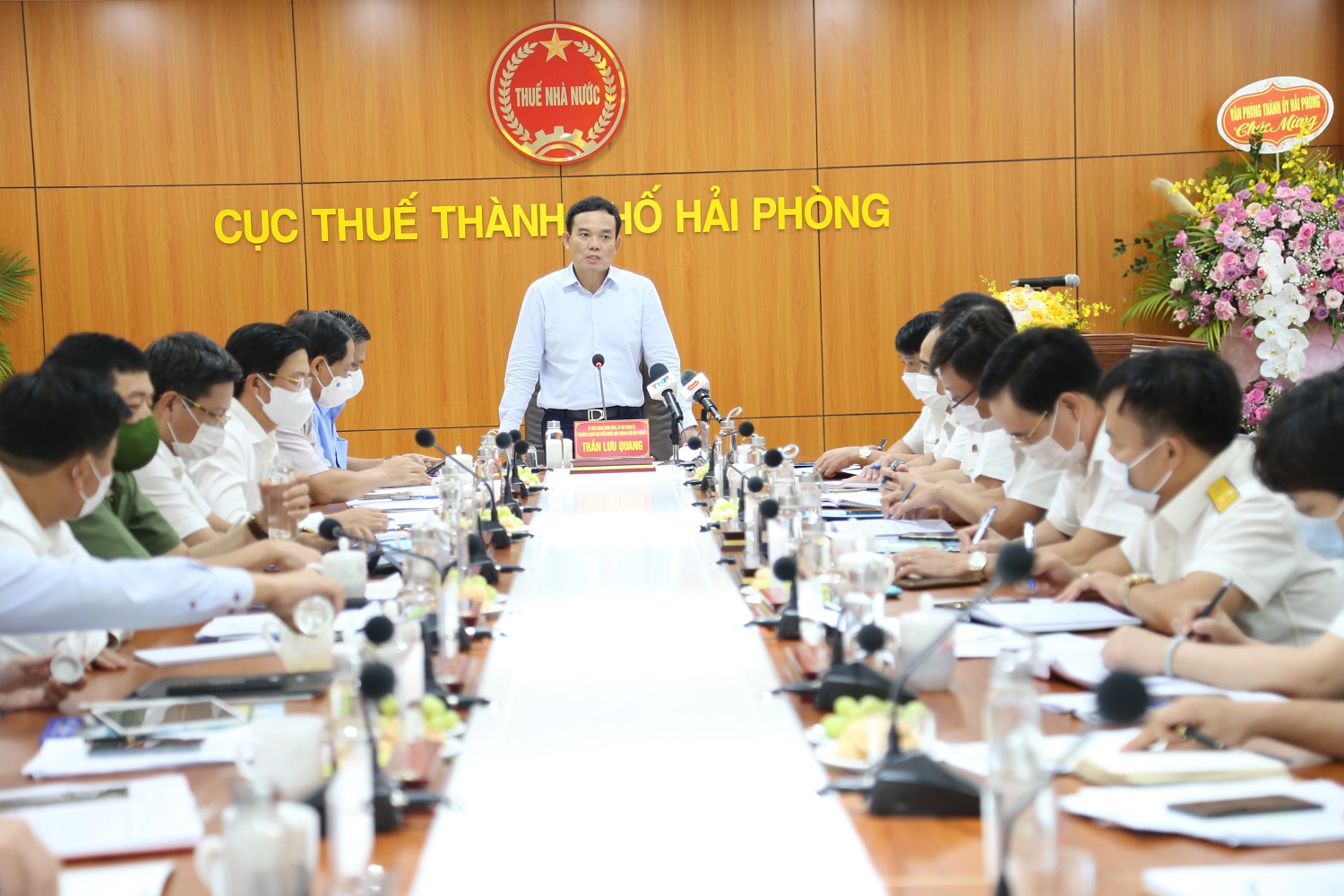 Đồng chí Trần Lưu Quang- Ủy viên Trung ương Đảng, Bí thư Thành ủy, Trưởng đoàn Đại biểu Quốc hội Hải Phòng tặng hoa chúc mừng 31 năm ngành thuế