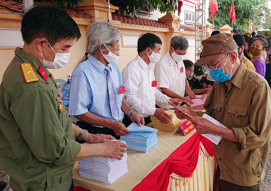 Các thành viên Tổ bầu cử số 8 thị trấn Vĩnh Bảo phát phiếu bầu cử tới  cử tri.