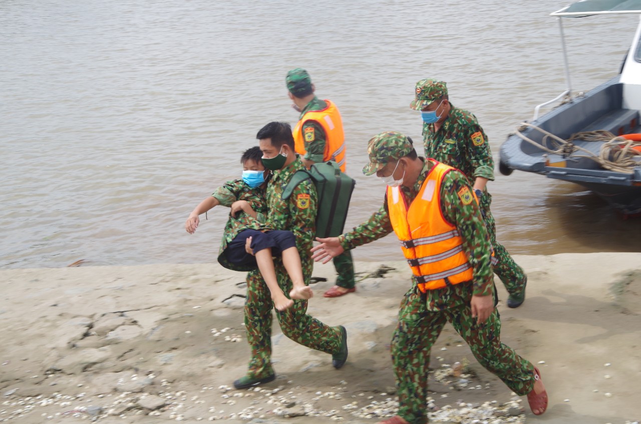 Đồn biên phòng Đoàn Xá tiến hành cứu vớt kịp thời 2 ngư dân gặp nạn 