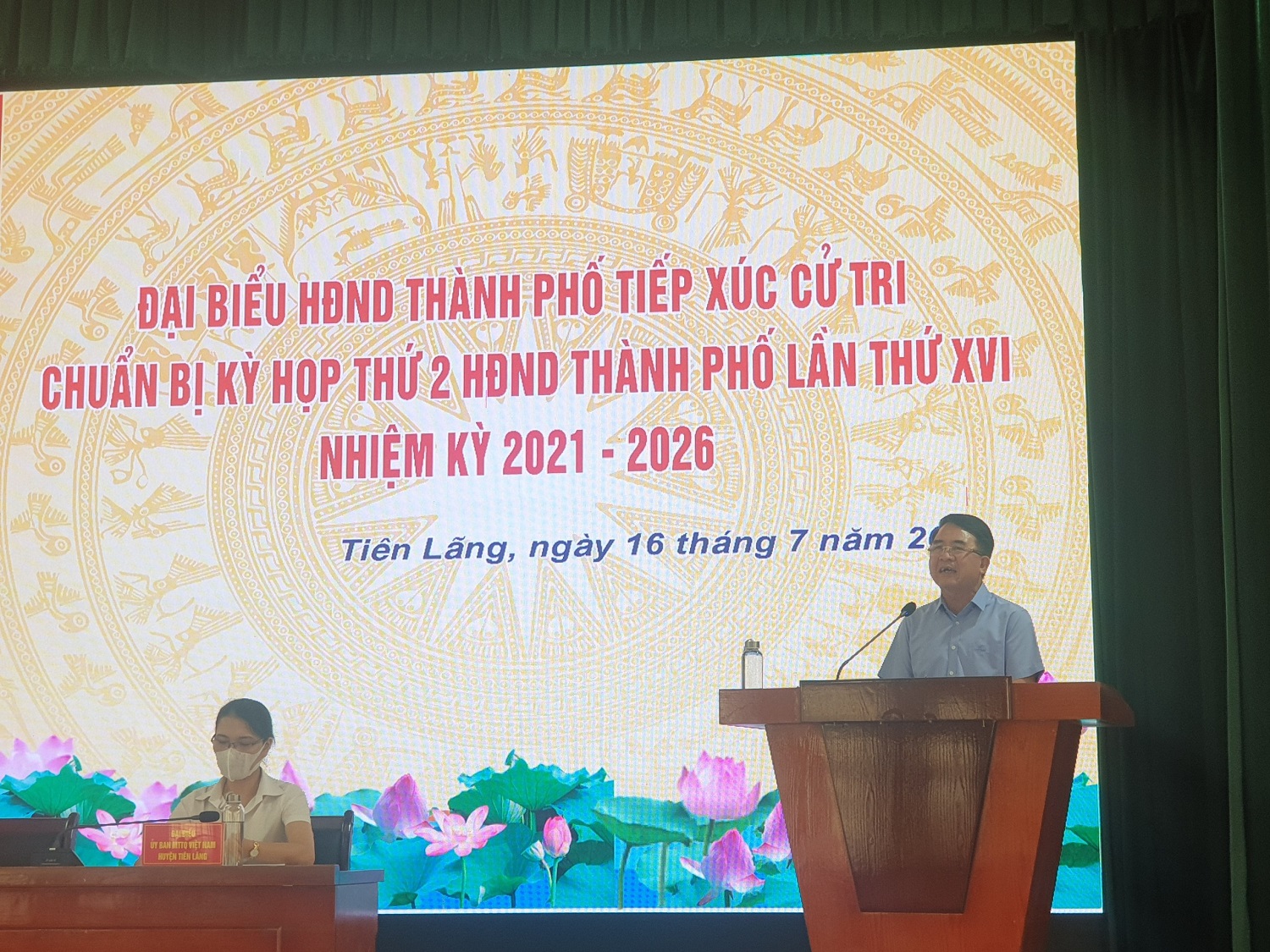 Đồng chí Lê Khắc Nam- Phó Chủ tịch UBND TP trả lời ý kiến cử tri huyện Tiên Lãng tại điểm tiếp xúc Trung tâm bồi dưỡng chính trị huyện