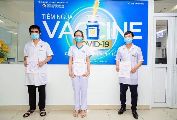 Nhân viên y tế của Bệnh viện đa khoa Quốc tế Hải Phòng được cấp giấy chứng nhận đã tiêm chủng vắc xin phòng Covid-19 và tiếp tục theo dõi sức khoẻ để cập nhật theo quy định của Bộ Y tế.