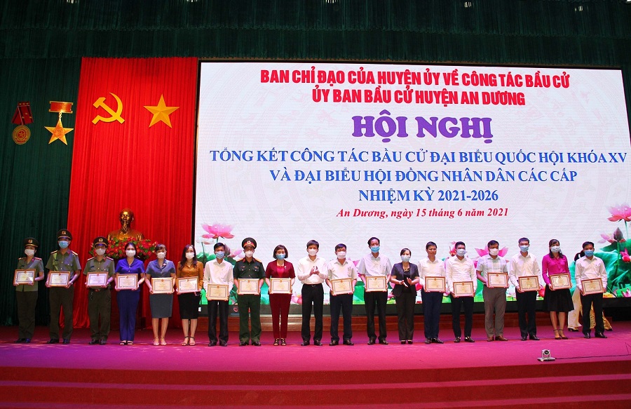 Lãnh đạo huyện An Dương tặng giấy khen cho các cá nhân có thành tích xuất sắc trong bầu cử. 