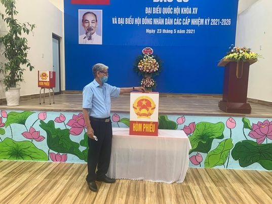 Cử tri Nguyễn Minh Đức 79 tuổi, TDP số 3, phường Hải Thành (quận Dương Kinh) là người bỏ lá phiếu đầu tiên trong ngày bầu cử tại phường Hải Thành quận Dương Kinh