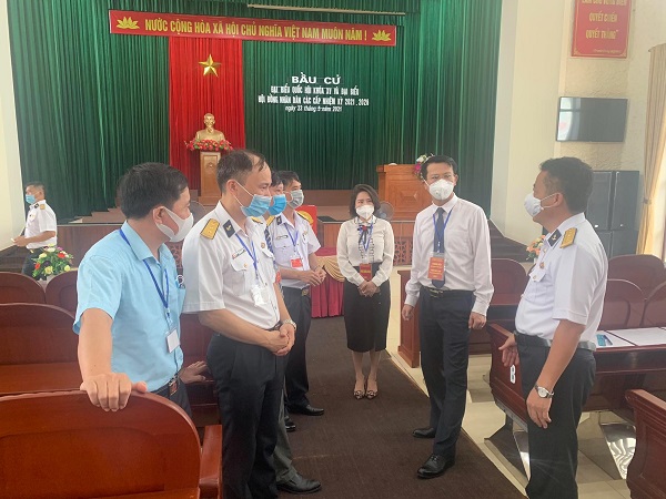 Đồng chí Bùi Đức Quang, Phó chủ tịch HĐND thành phố kiểm tra công tác tổ chức bầu cử tại đơn vị bầu cử số 9 (Trung tâm 47, Quân chủng Hải Quân)