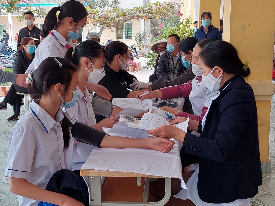 Cán bộ y bác sĩ Trạm y tế xã An Hòa khám sàng lọc cho học sinh trước khi tiêm